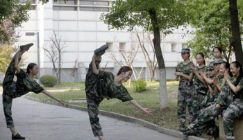 女生軍訓(xùn)時(shí)褲子開檔,定做服裝質(zhì)量為何這么水？